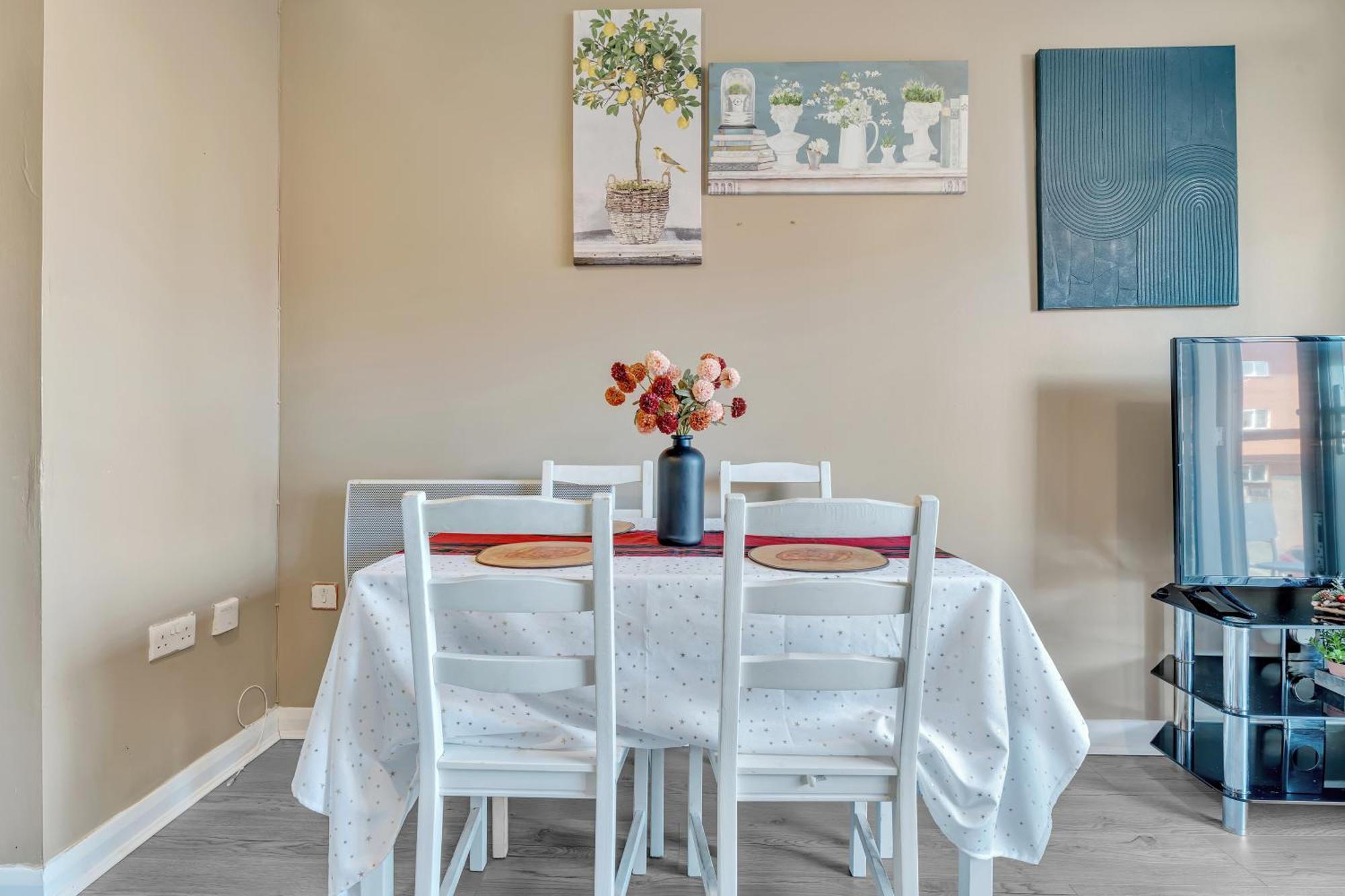 Cozy 2 Bedroom In Hever Hall Apartment