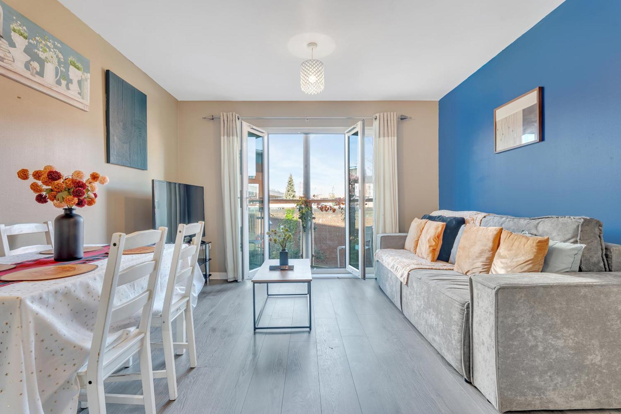 Cozy 2 Bedroom In Hever Hall Apartment *