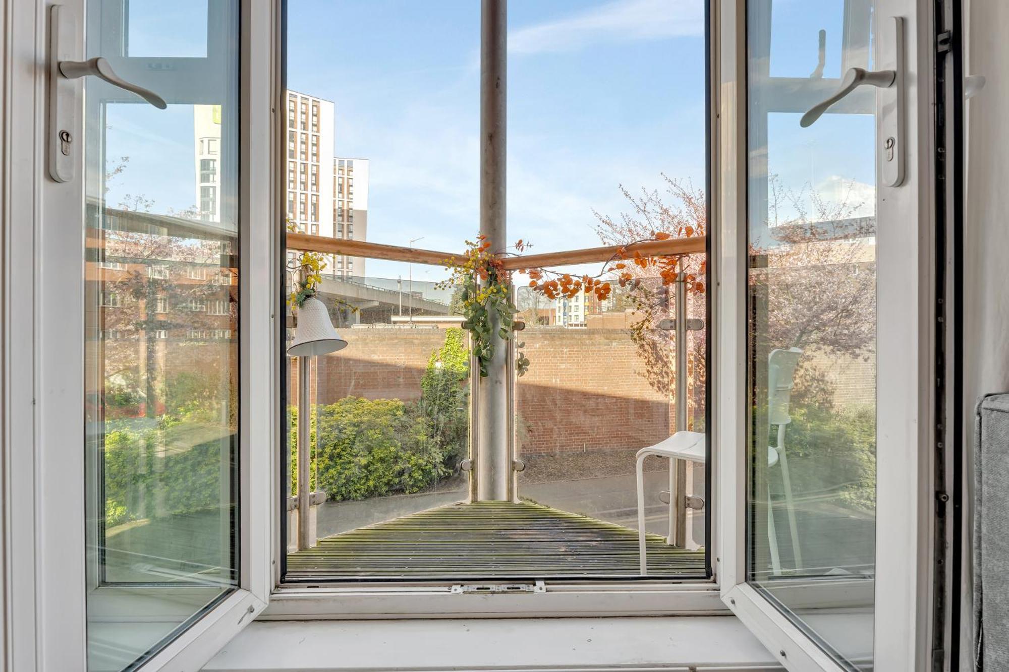 Cozy 2 Bedroom In Hever Hall *