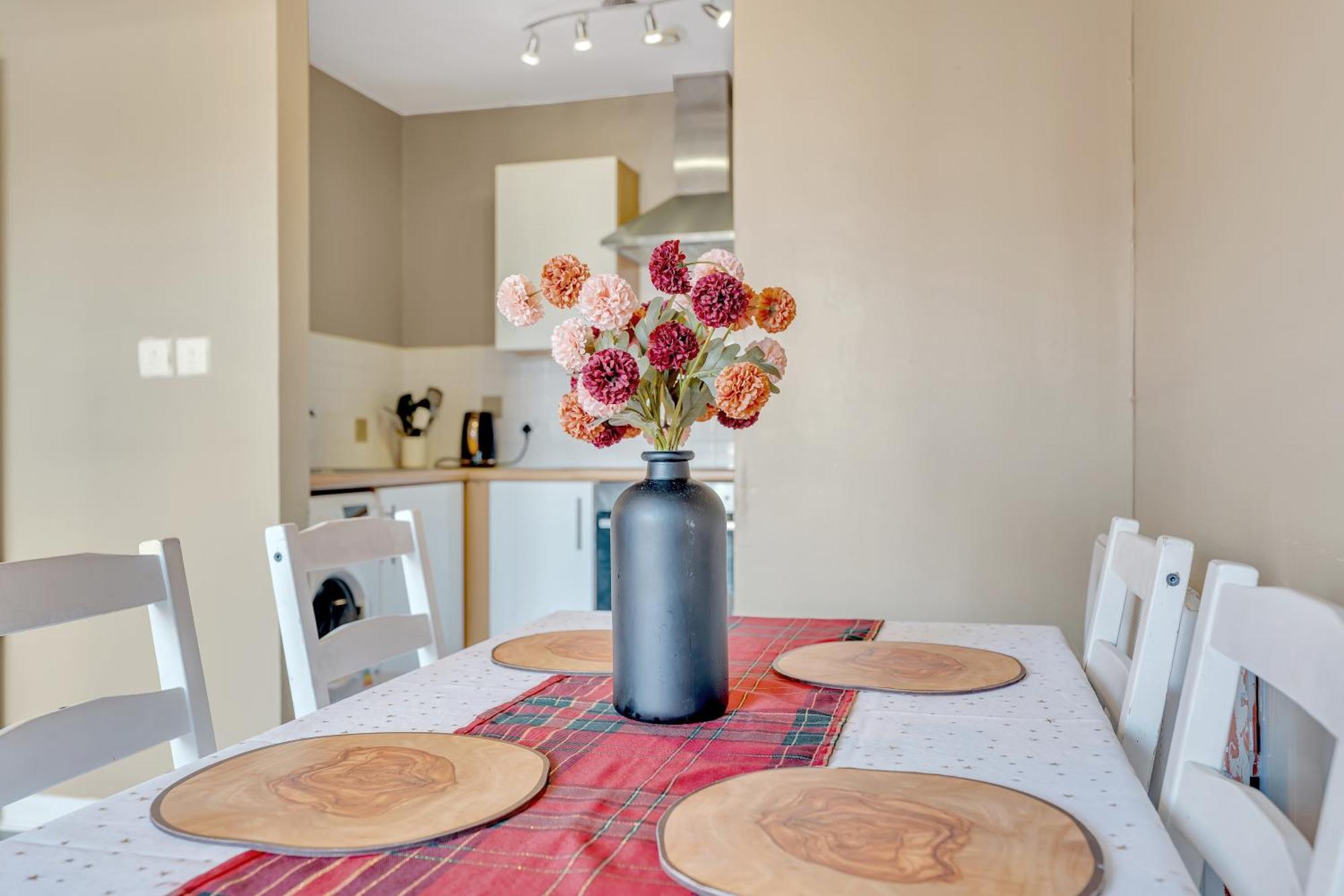 Cozy 2 Bedroom In Hever Hall Apartment
